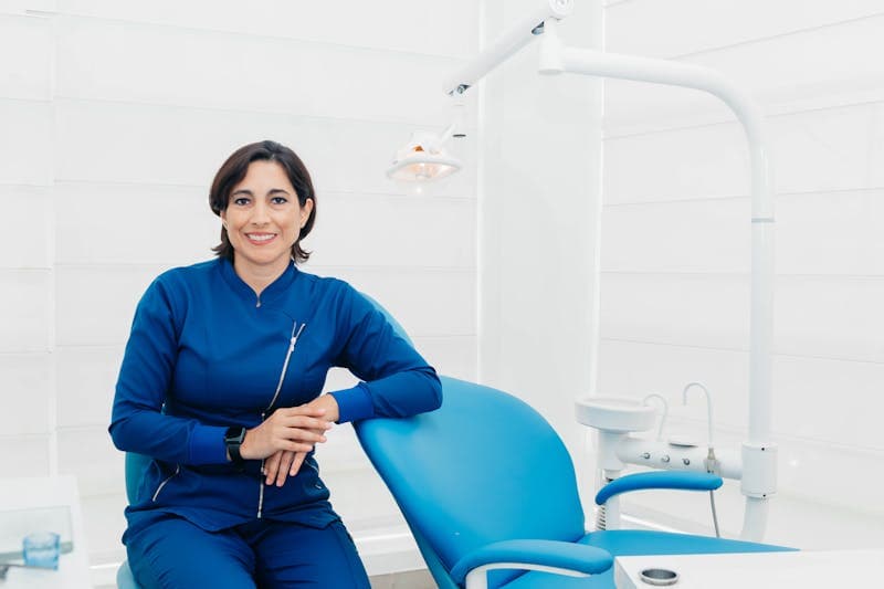 Dentista sonriente en clínica dental moderna